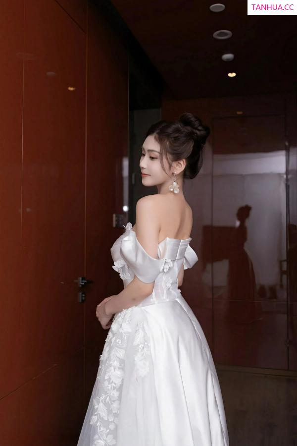   [XiuRen]高清写真图 2025.09.26 No.10814 刘婷婷 白色婚纱第2张图片